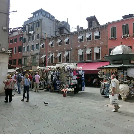 Family Three Minutes From San Marco Square, Apartmán