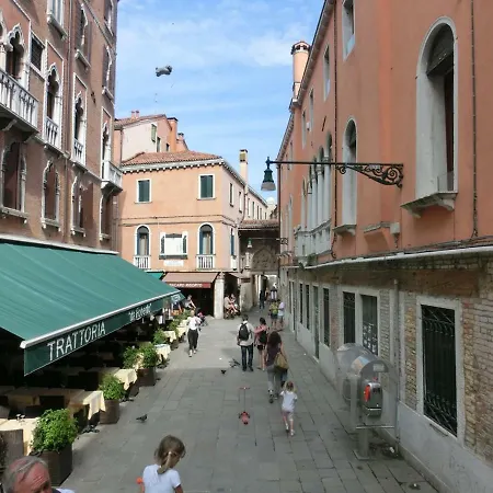 Family Three Minutes From San Marco Square, Апартаменты Венеция
